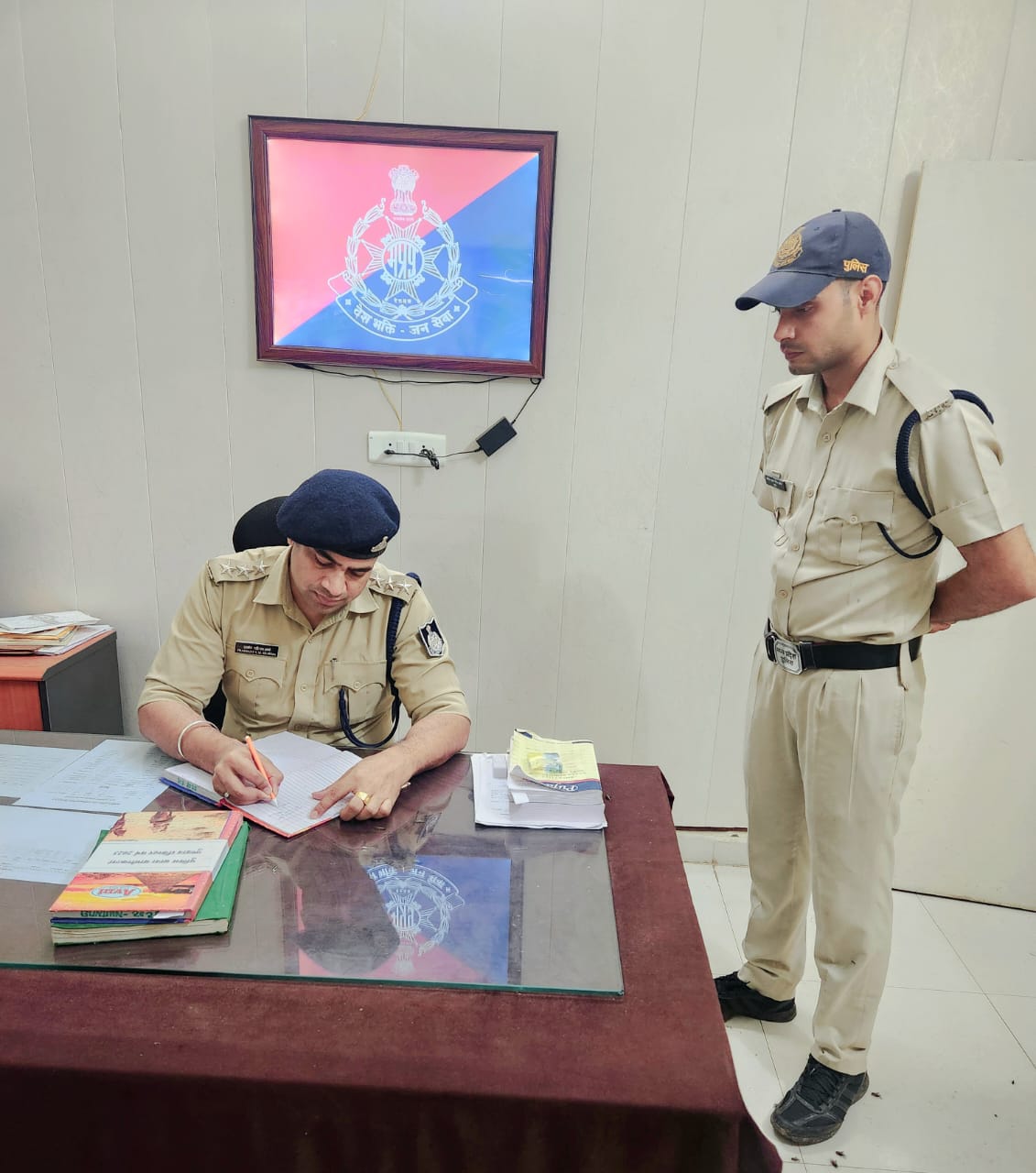 एसडीओपी पिछोर का रात्रि औचक निरीक्षण: थाना बामोरकलां की सुरक्षा व्यवस्था, रजिस्टरों व गश्त का किया निरीक्षण