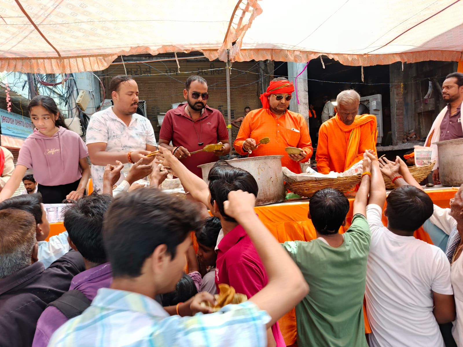 सामाजिक संस्था द्वारा विशाल भण्डारे का आयोजन